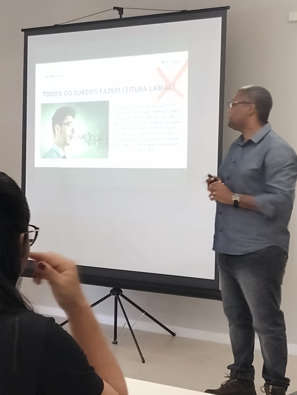 Aula expositiva durante treinamento de libras corporativo.jpeg