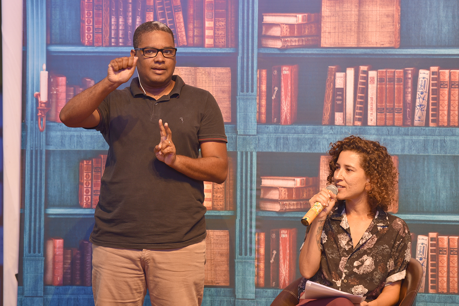 Intérprete de Libras Feira Literária de Cachoeria-BA.jpg