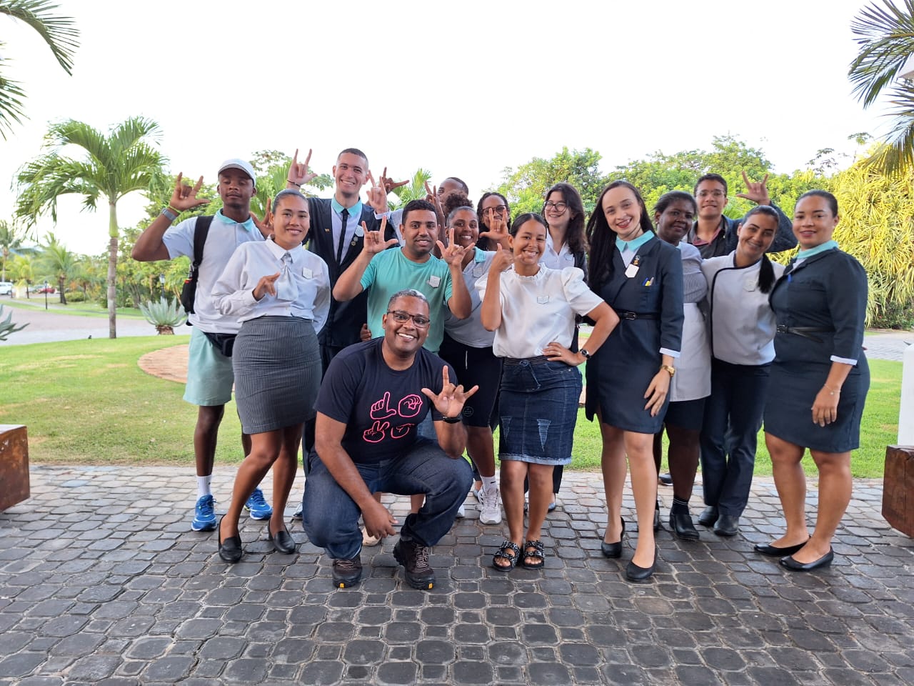 Curso corporativo Rede Iberostar. Curso de libras voltado para atendimento turístico.jpeg